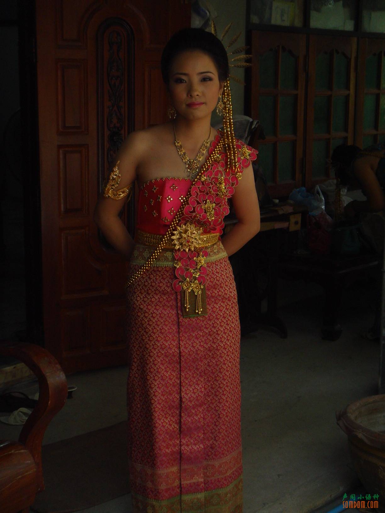 相当穿典型的泰国礼服的泰国女孩 库存图片. 图片 包括有 身分, 聚会所, 摆在, 人力, 纵向, 魅力 - 47494325